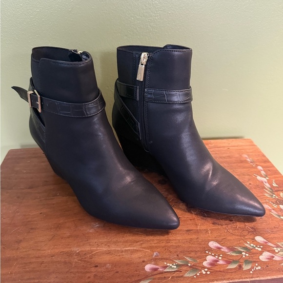 New Kenneth Cole Emmie Wedge Black Leather Booties Women's Sz 7 Med. Width - Picture 4 of 12